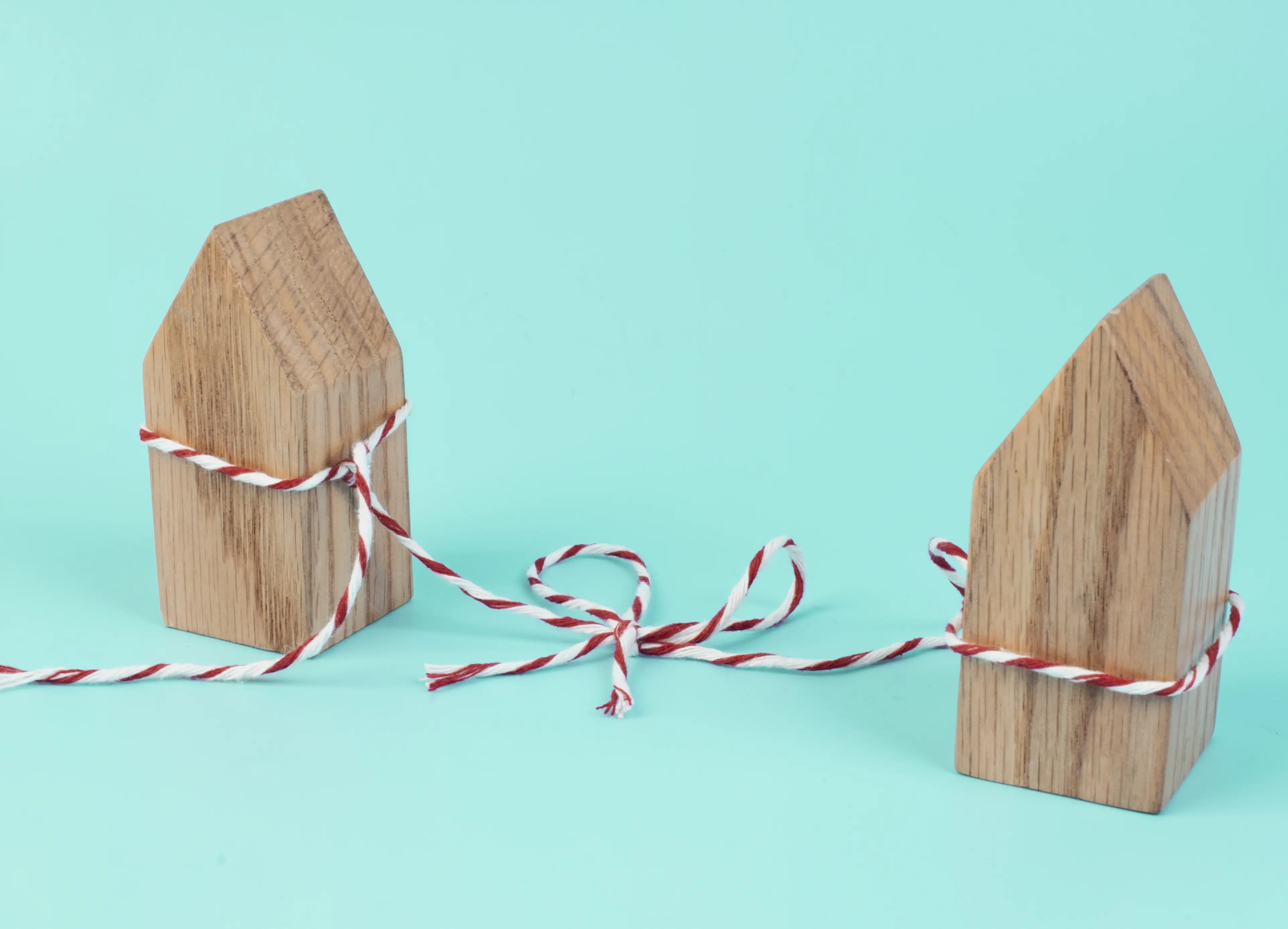 Домики свящаны нитью